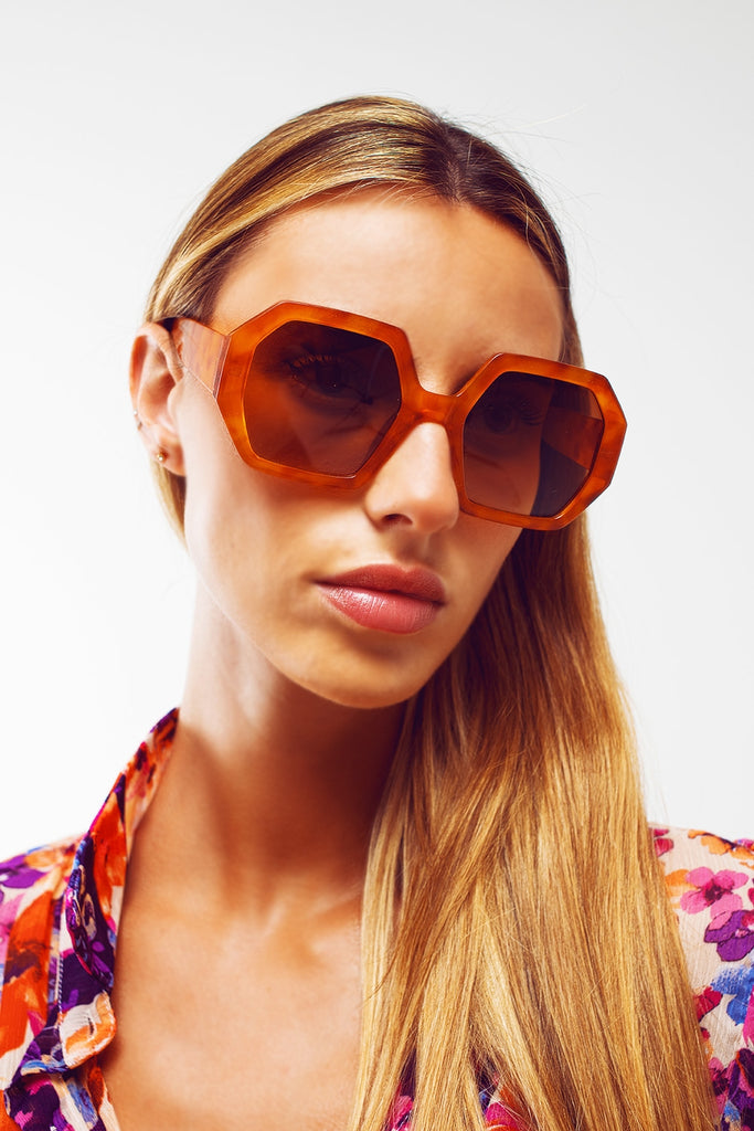 Óculos de sol hexagonais e oversized em tartaruga vintage