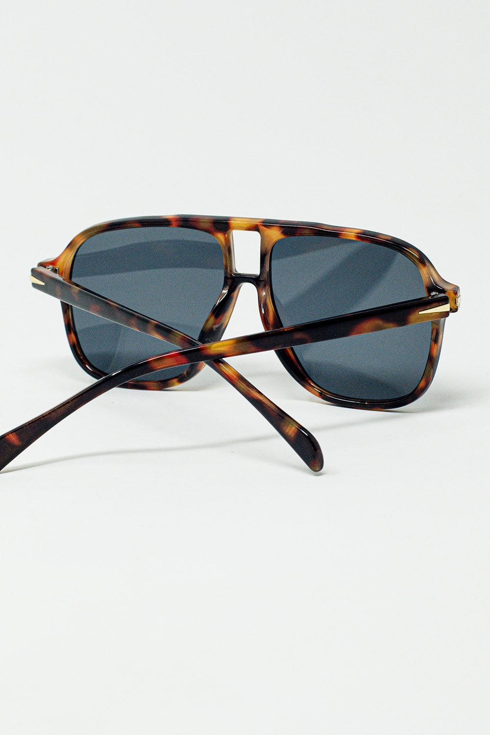 Óculos de sol Oval Aviator com lentes pretas fumadas em concha de tartaruga
