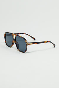 Óculos de sol Oval Aviator com lentes pretas fumadas em concha de tartaruga