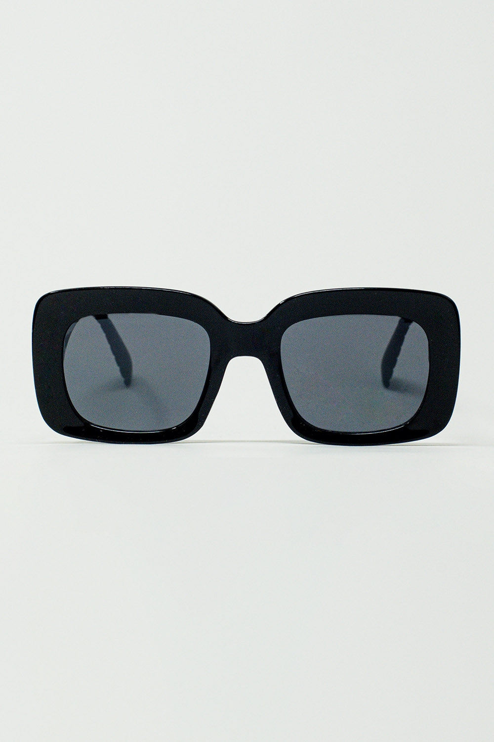 Q2 Óculos de sol ovalados com lentes esfumadas em preto