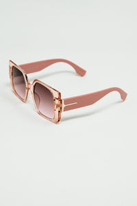 Óculos de sol quadrados cor-de-rosa com pormenor dourado na lateral