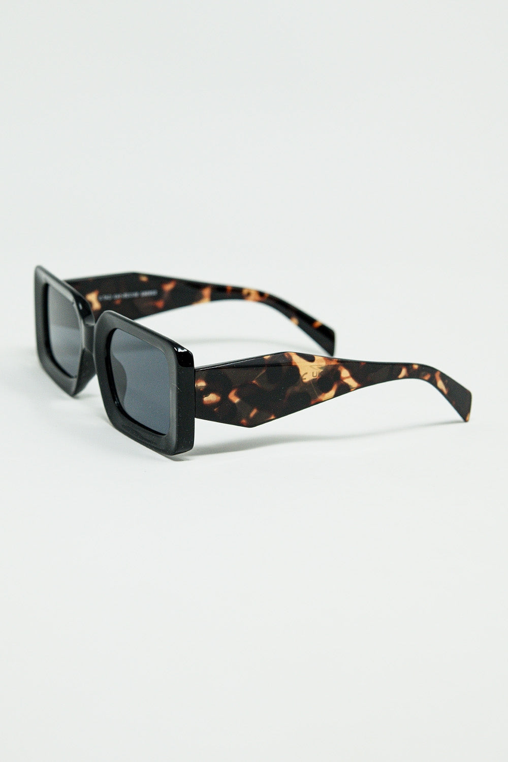 Óculos de sol quadrados pretos com estampado animal castanho na lateral