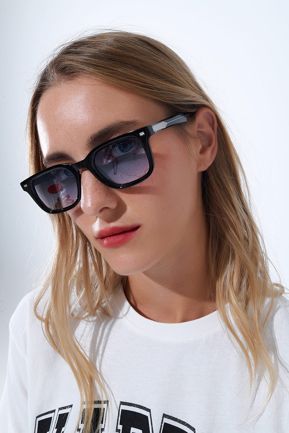 Q2 Óculos de sol quadrados pretos com lentes azuis gradientes e pormenor lateral em metal