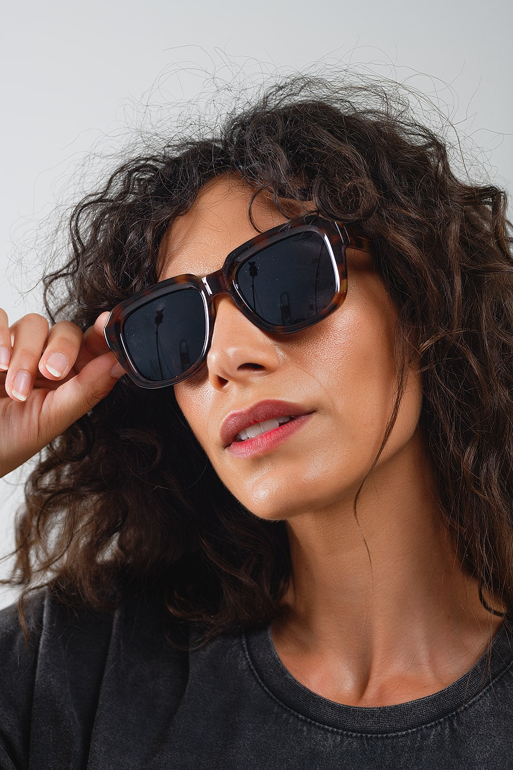 Óculos de sol quadrados volumosos com armação em concha de tartaruga castanha escura