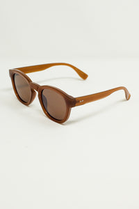 Óculos de sol redondos dos anos 90 com lentes castanhas e armação castanha clara