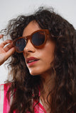 Óculos de sol redondos dos anos 90 com lentes castanhas e armação castanha clara