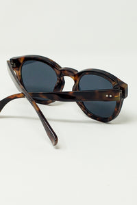Óculos de sol redondos dos anos 90 com lentes pretas e armação em concha castanha escura Toroise