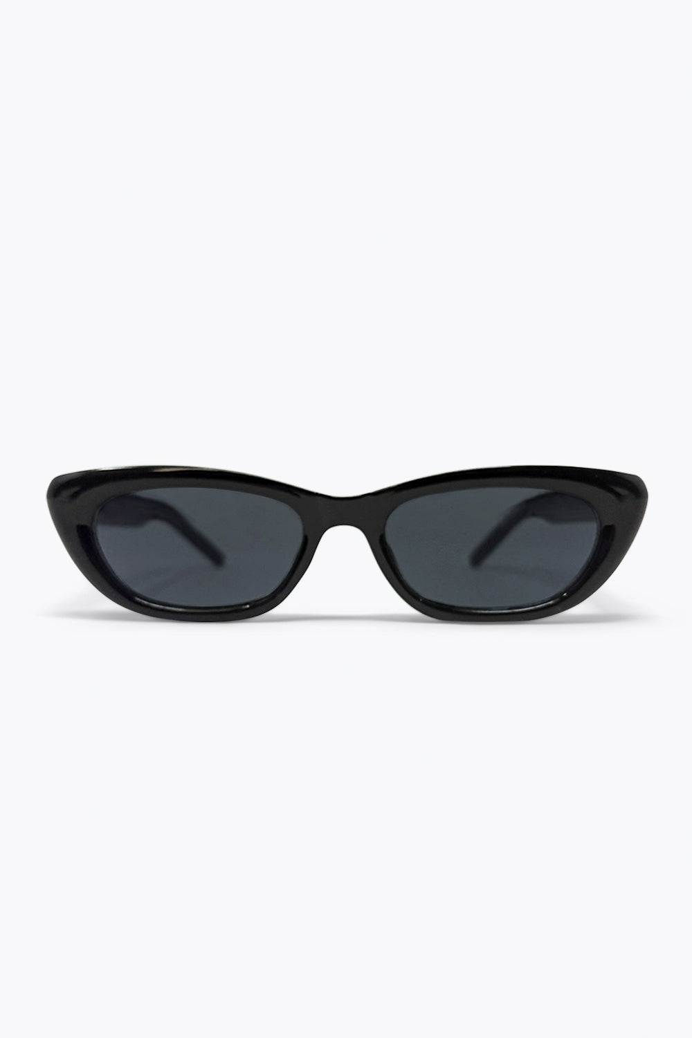 Q2 Óculos de Sol Slim com Detalhe de Logo Metálico em Olho de Gato Preto Brilhante