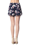 Marinha shorts azuis no impressão floral com detalhe de renda