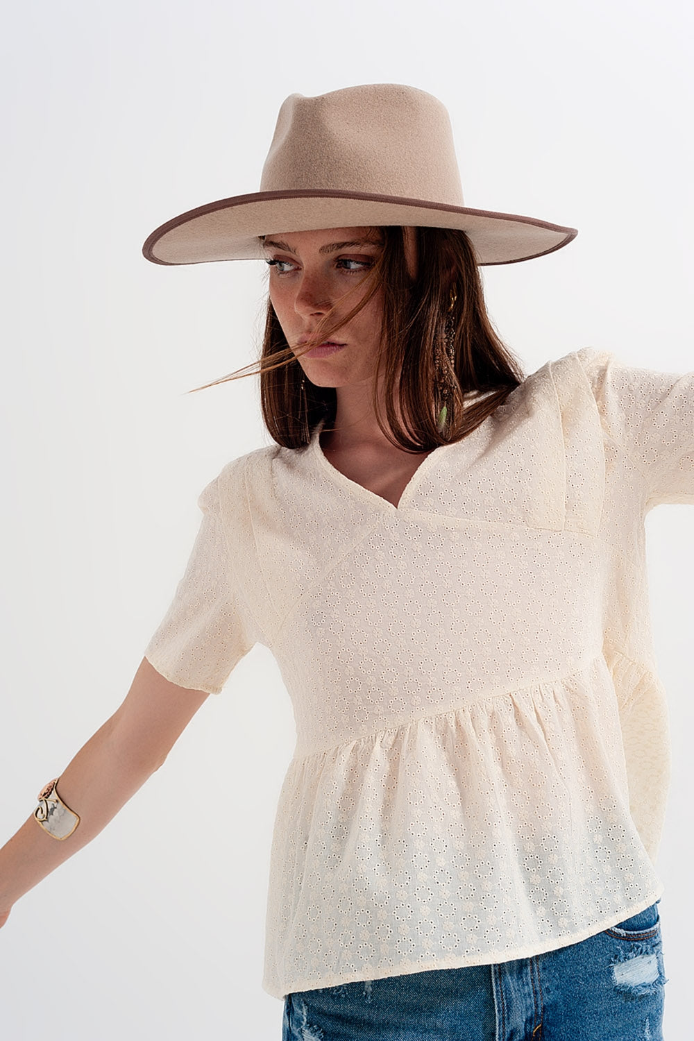 Peplum top em bege com bordado perfurado