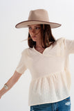 Peplum top em bege com bordado perfurado