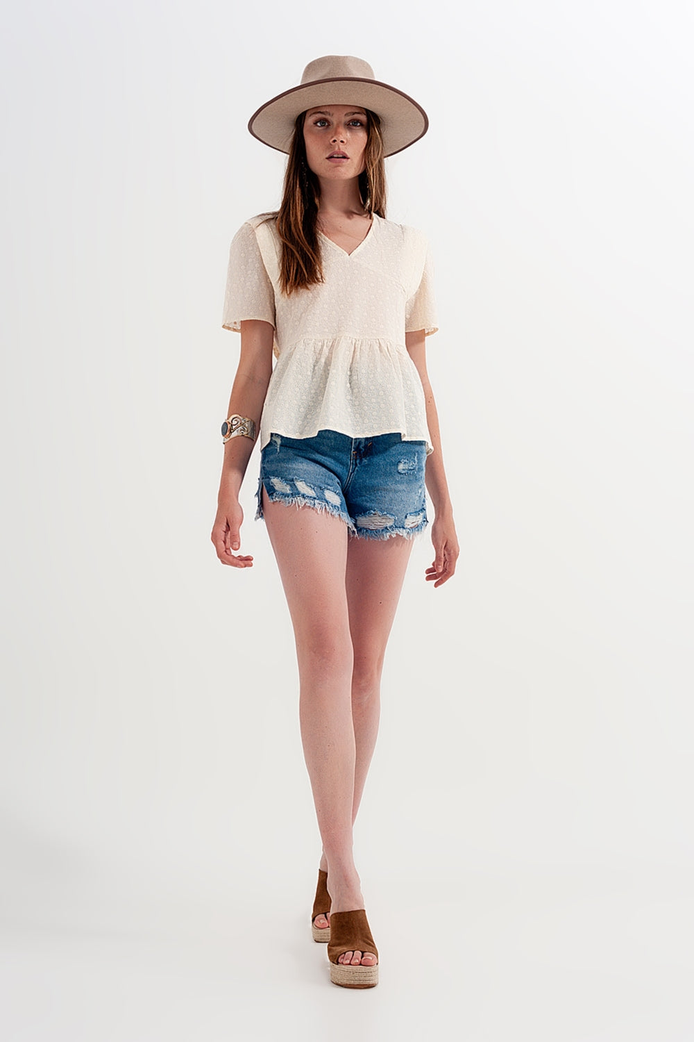 Peplum top em bege com bordado perfurado