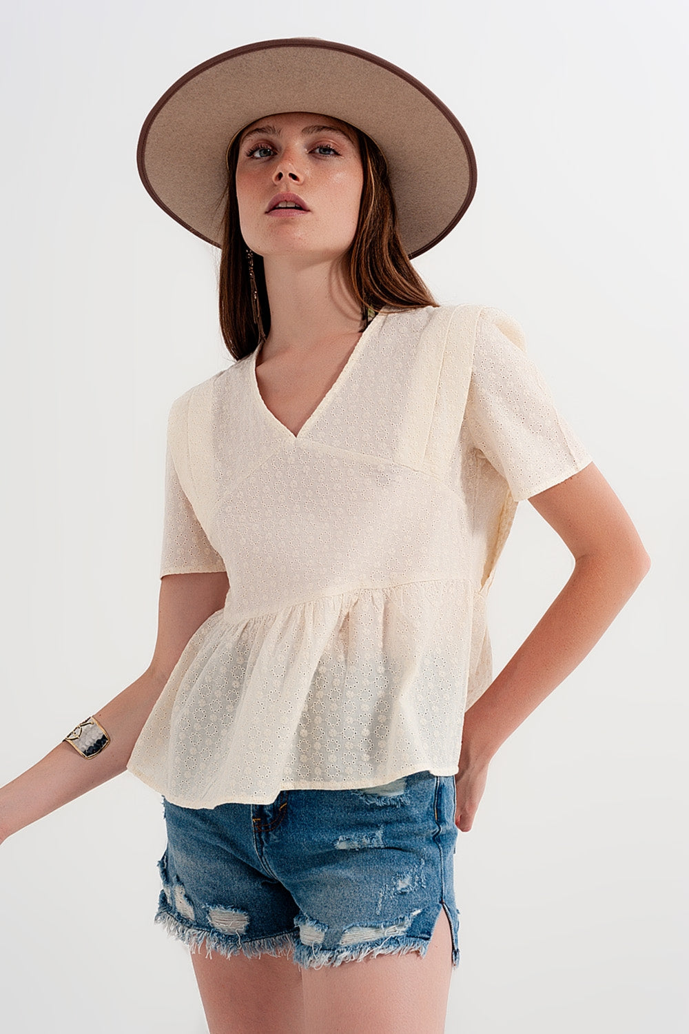Peplum top em bege com bordado perfurado