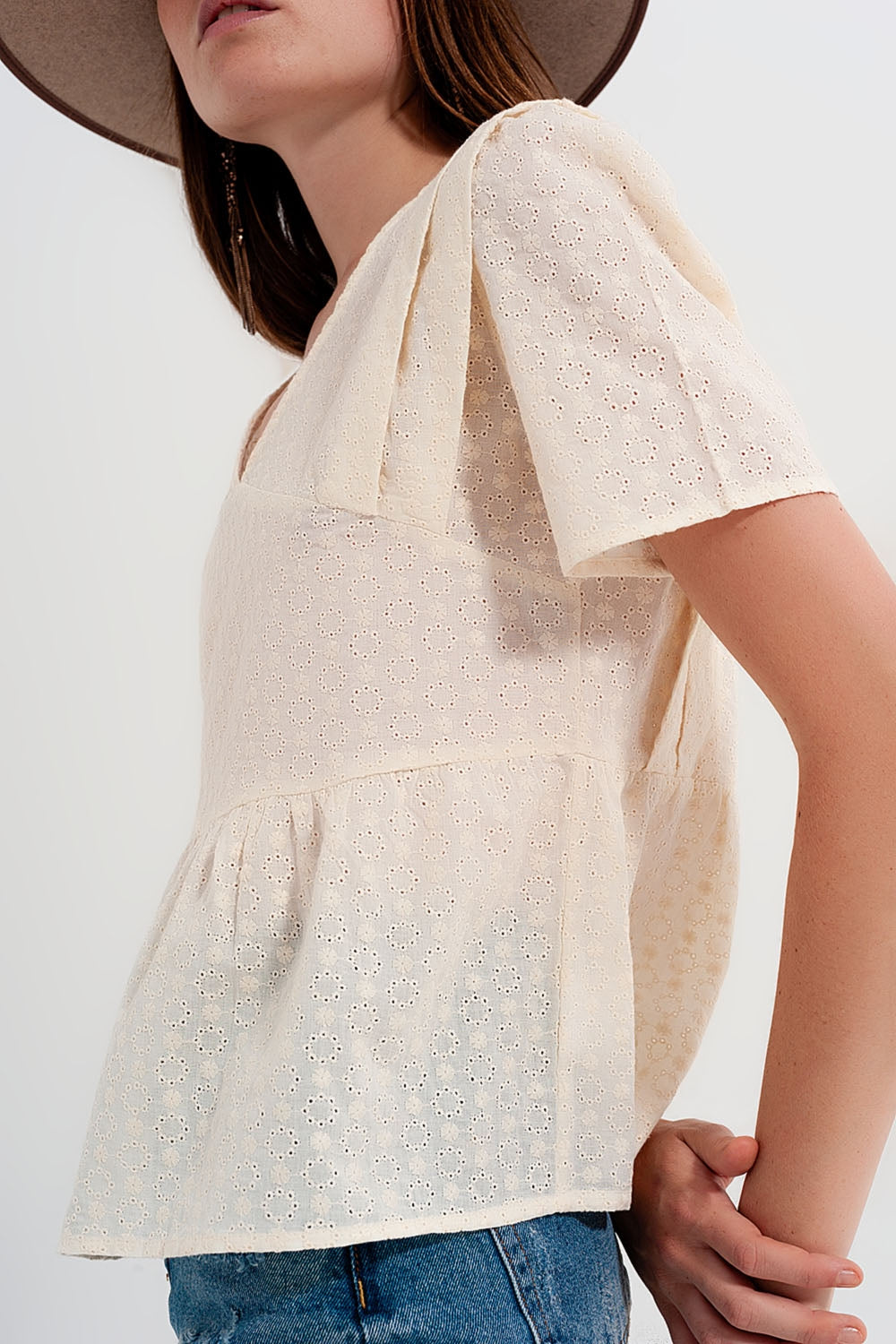 Peplum top em bege com bordado perfurado