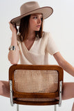 Q2 Peplum top em bege com bordado perfurado