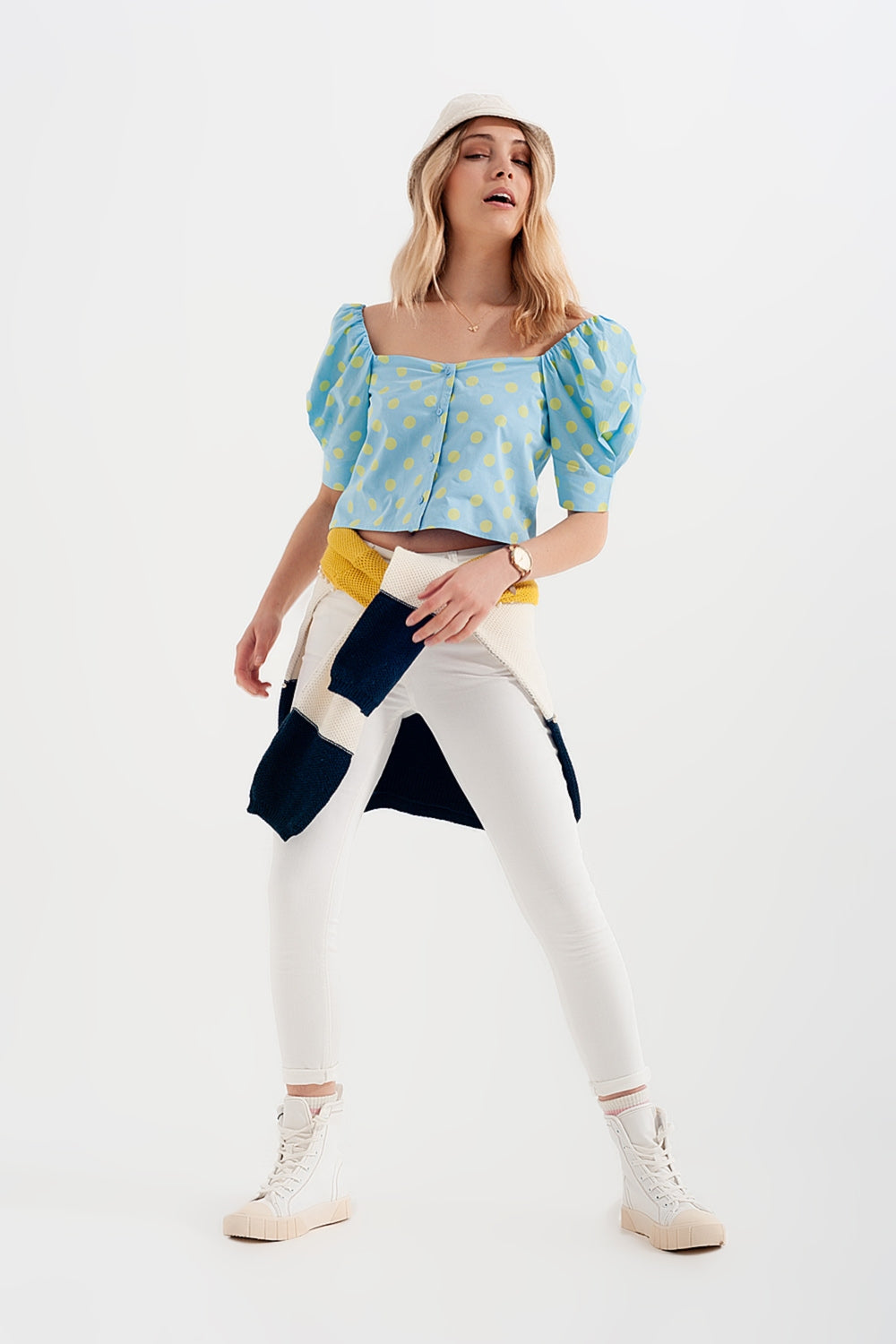 Polka dot top com mangas bufantes e decote quadrado azul e verde