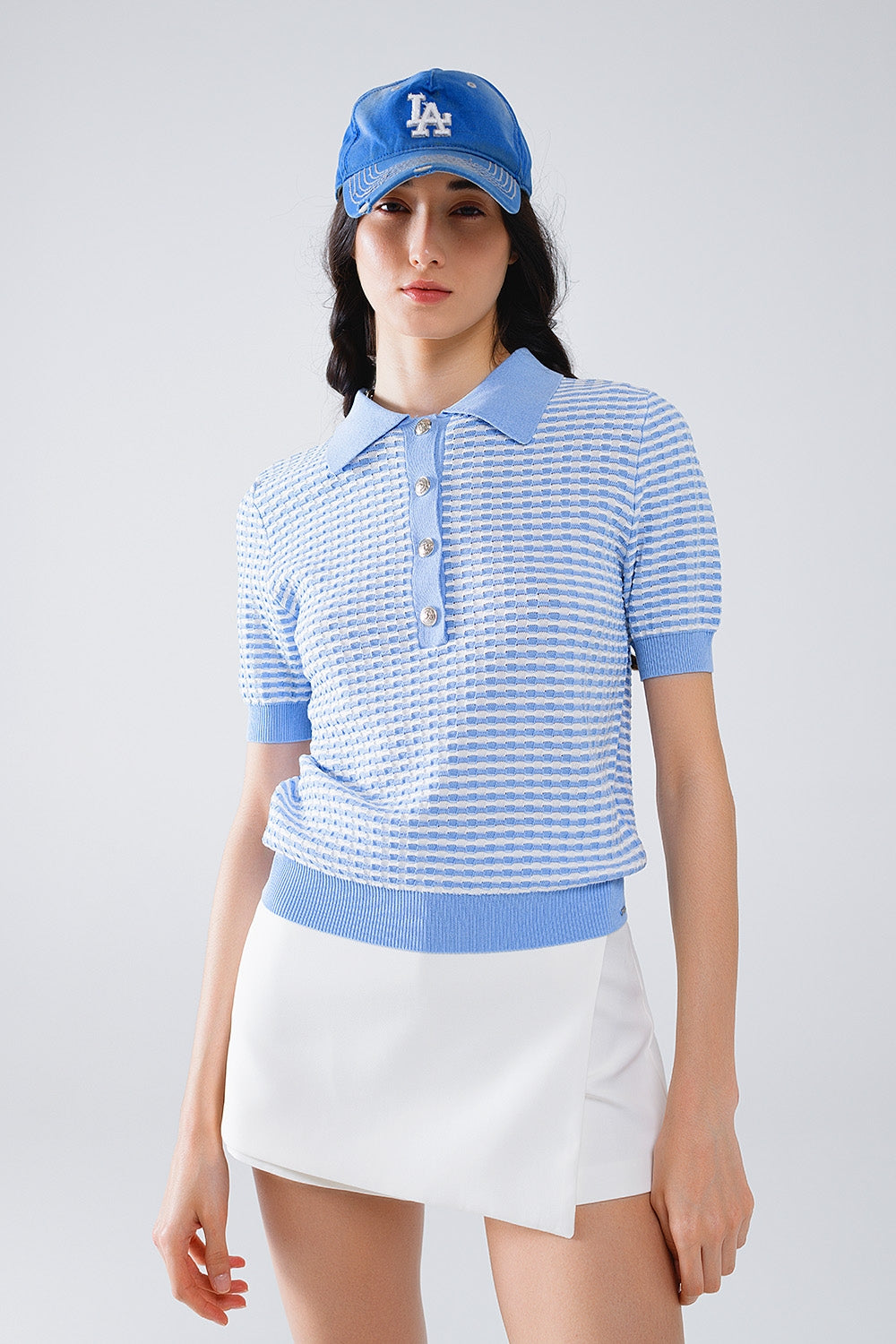 Q2 Polo de manga curta em azul com riscas brancas