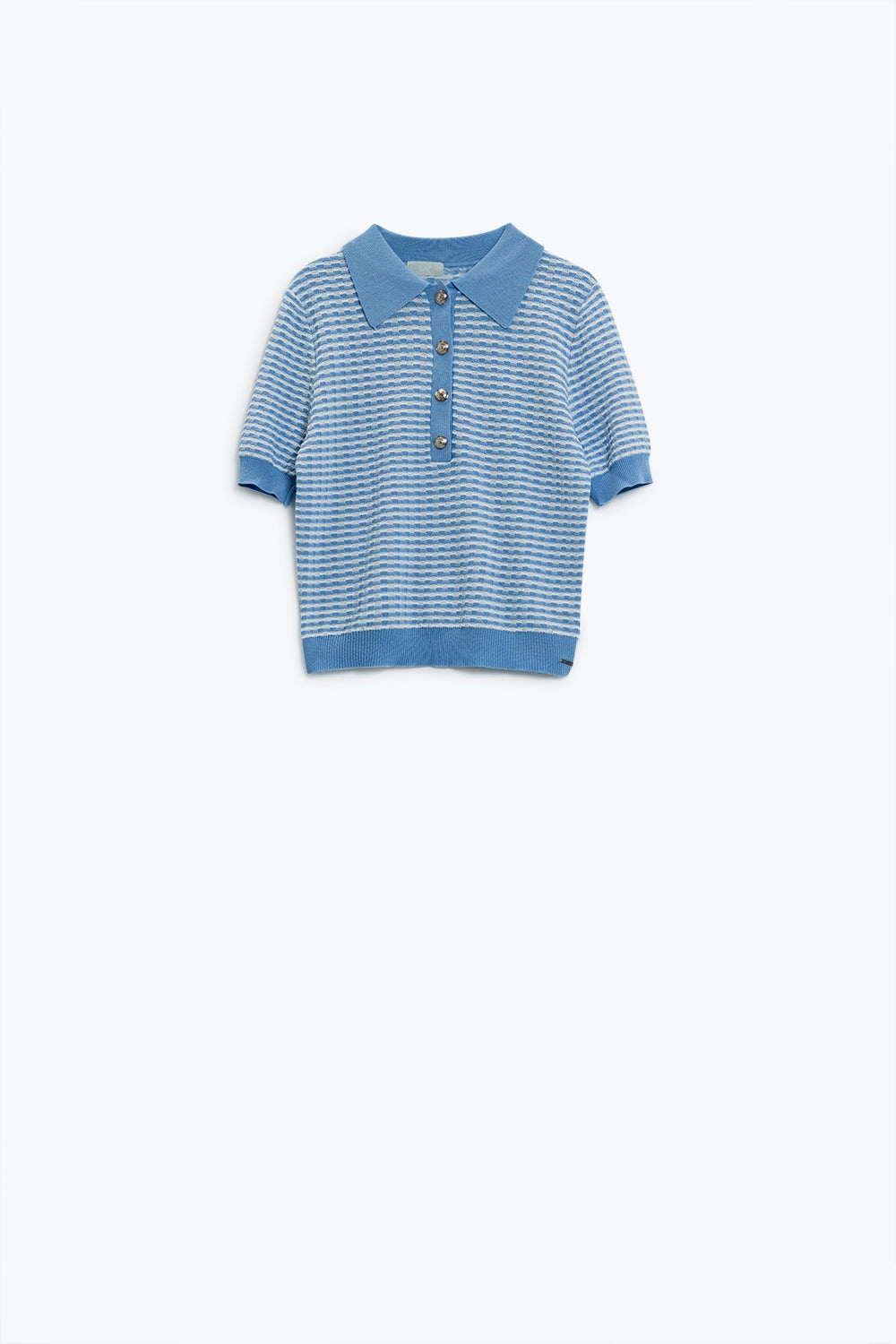 Polo de manga curta em azul com riscas brancas