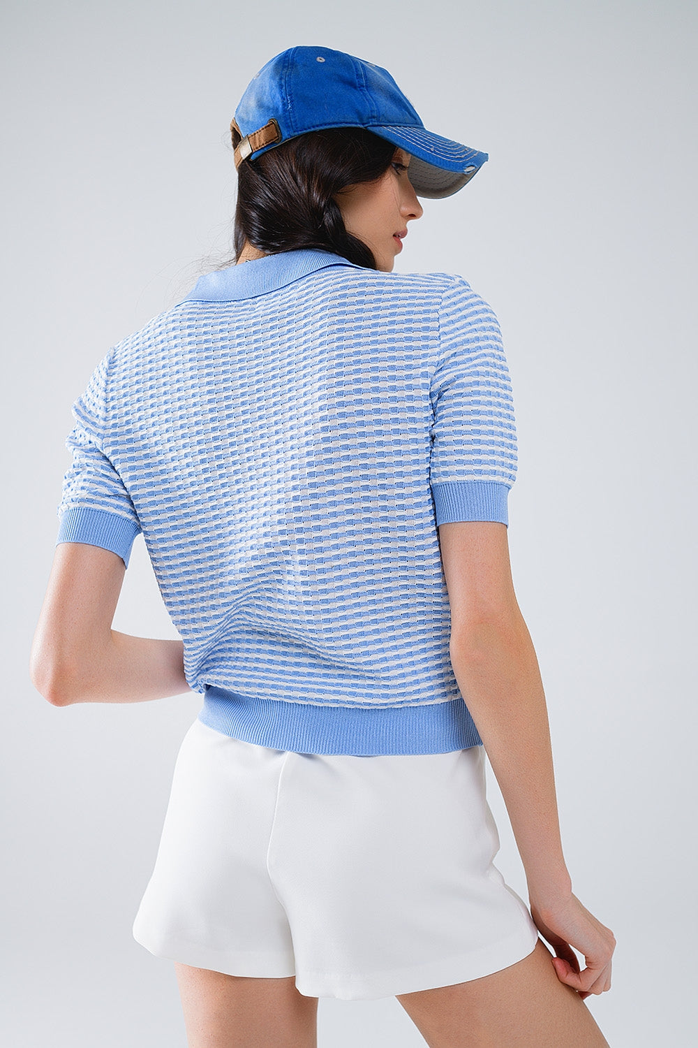 Polo de manga curta em azul com riscas brancas