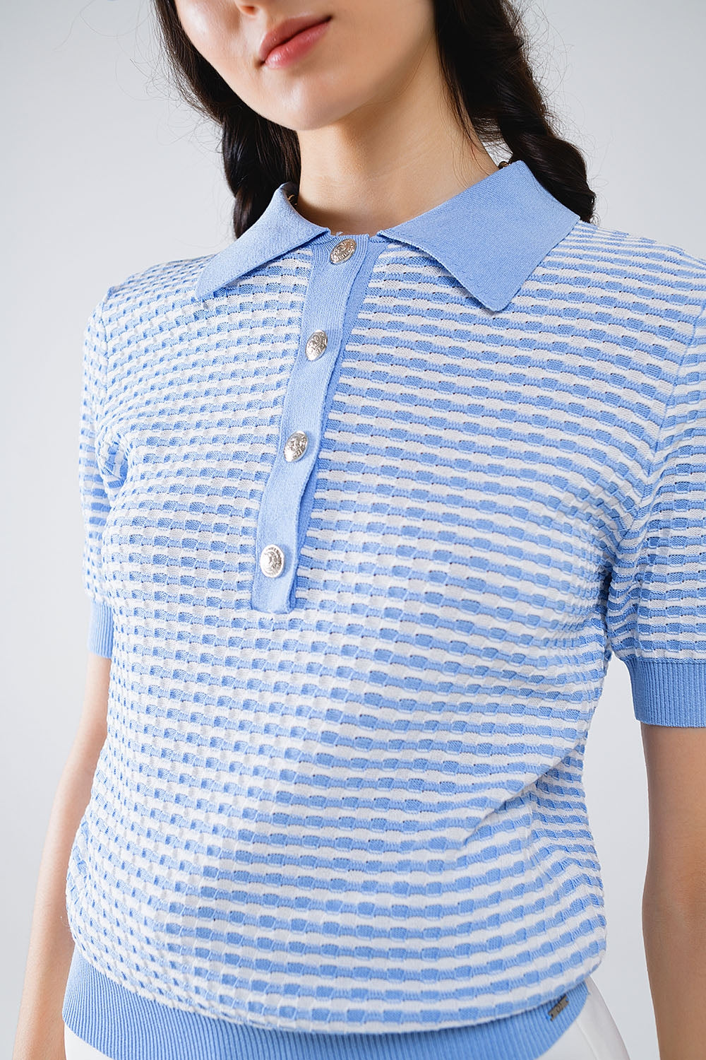 Polo de manga curta em azul com riscas brancas