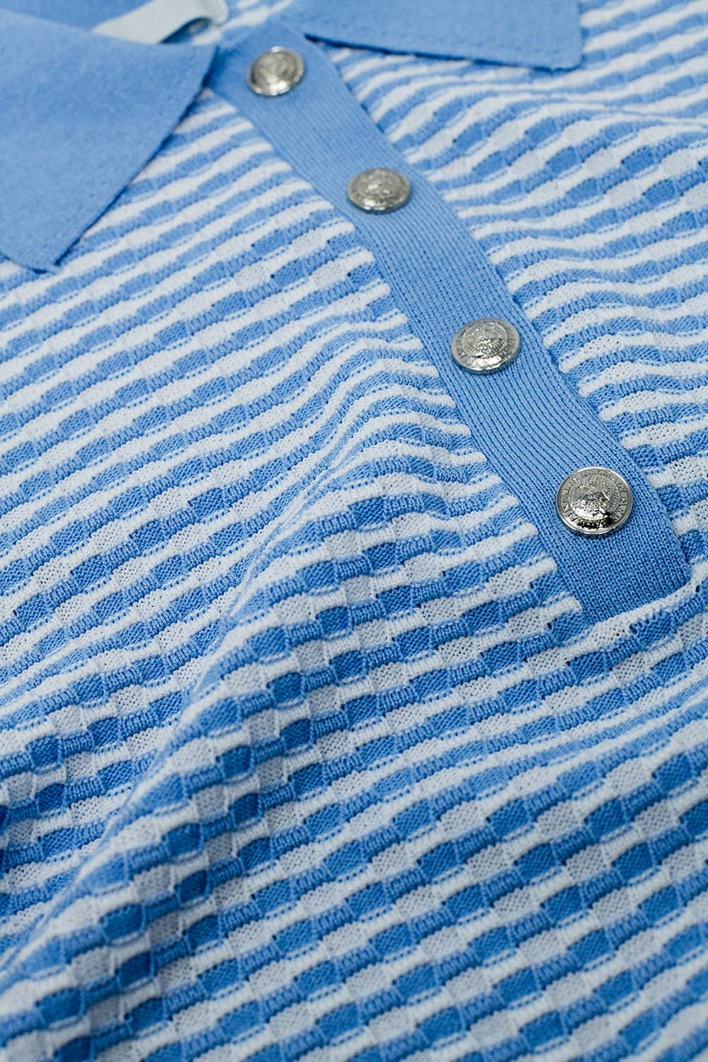 Polo de manga curta em azul com riscas brancas
