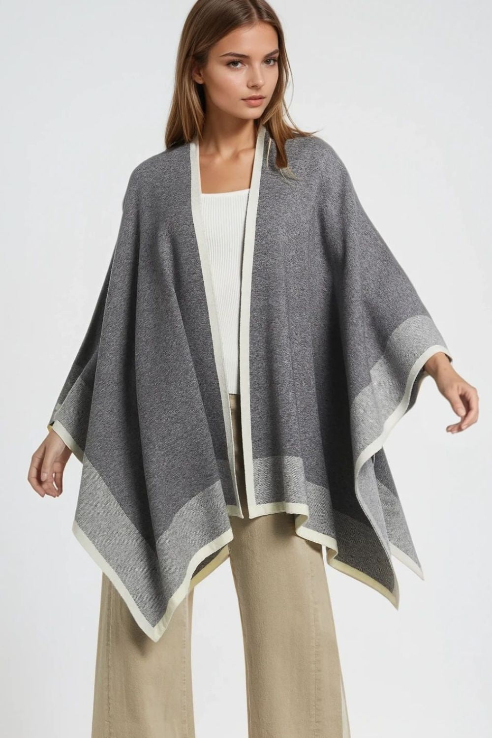 Q2 Poncho de malha em cinzento com acabamentos em cru