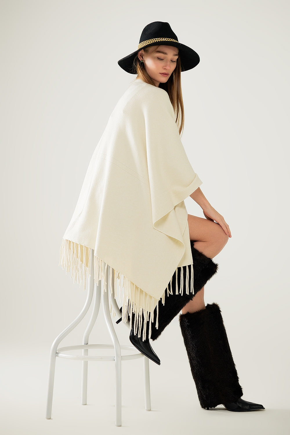 Q2 Poncho de malha macia em bege com franjas