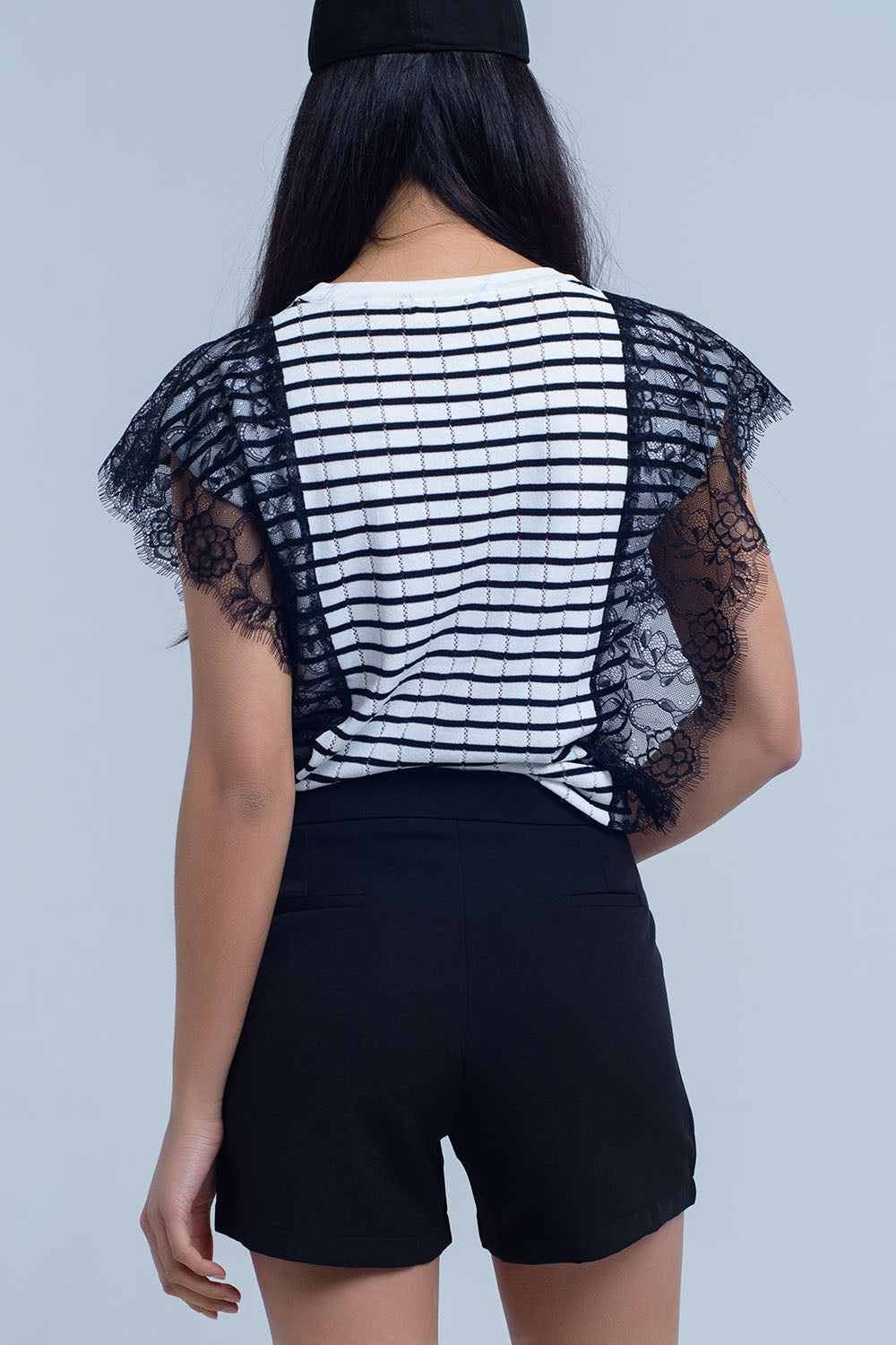 Preto curto com detalhes laterais