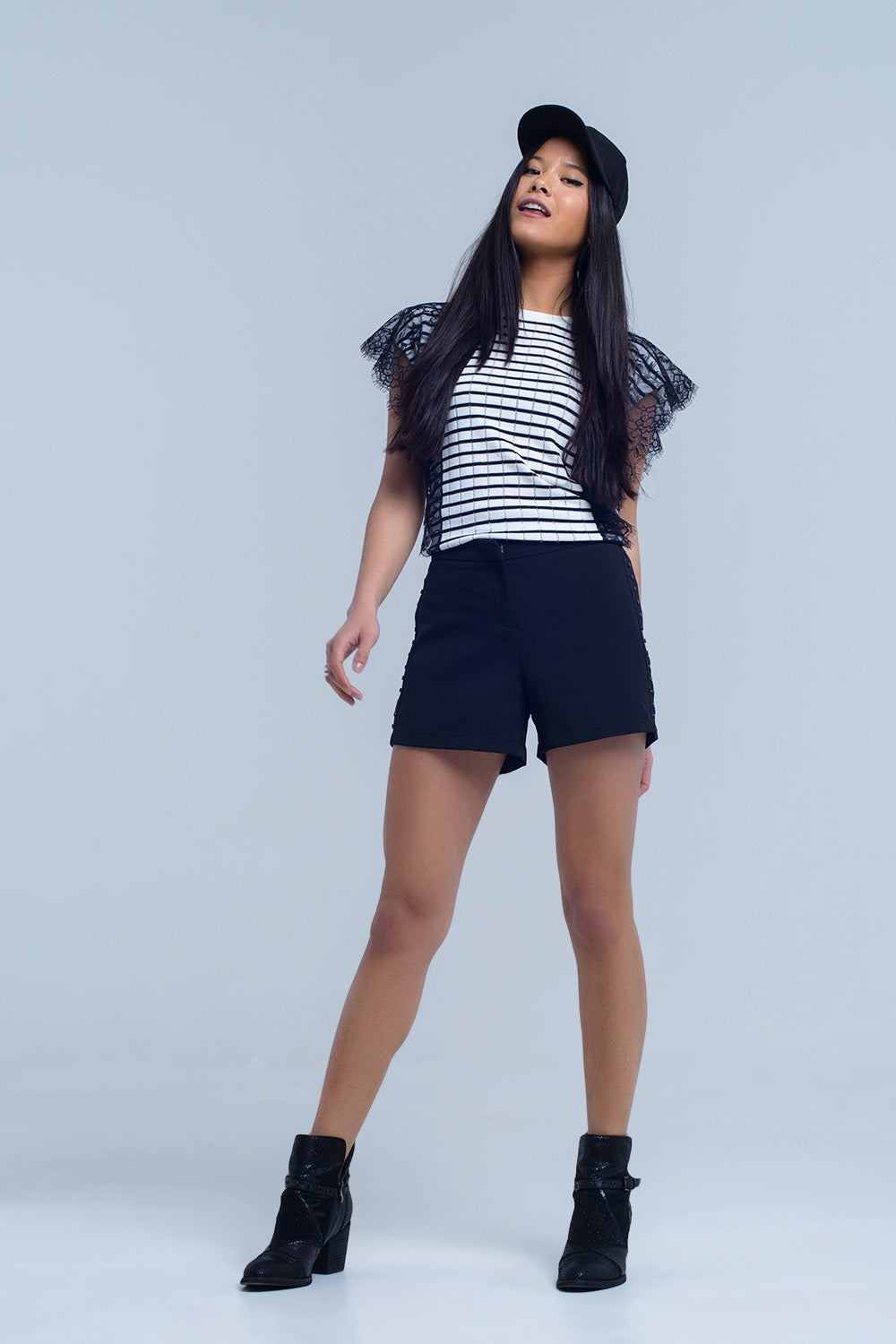 Preto curto com detalhes laterais