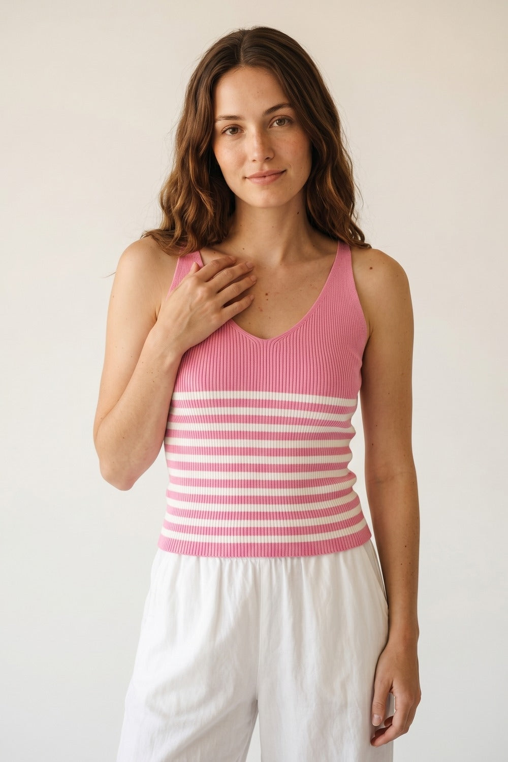 Regata Cropped de Malha Canelada com Listras Rosa e Branca e Decote V