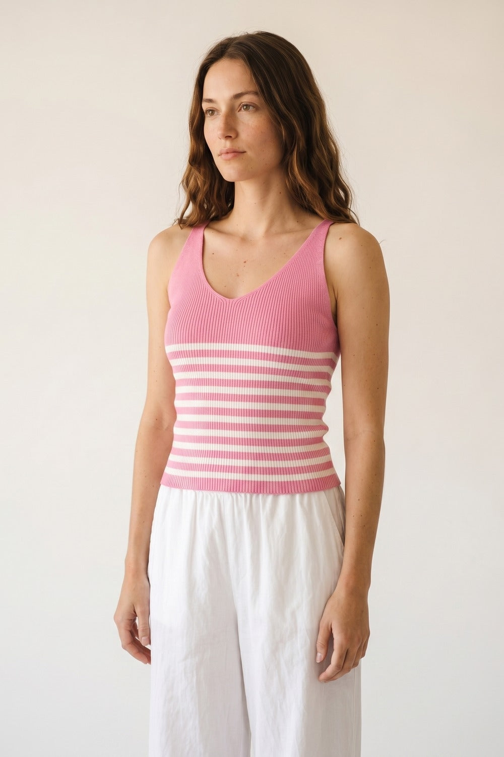 Regata Cropped de Malha Canelada com Listras Rosa e Branca e Decote V