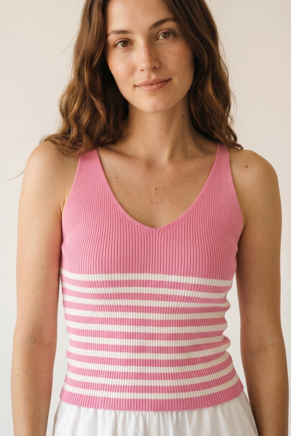 Regata Cropped de Malha Canelada com Listras Rosa e Branca e Decote V