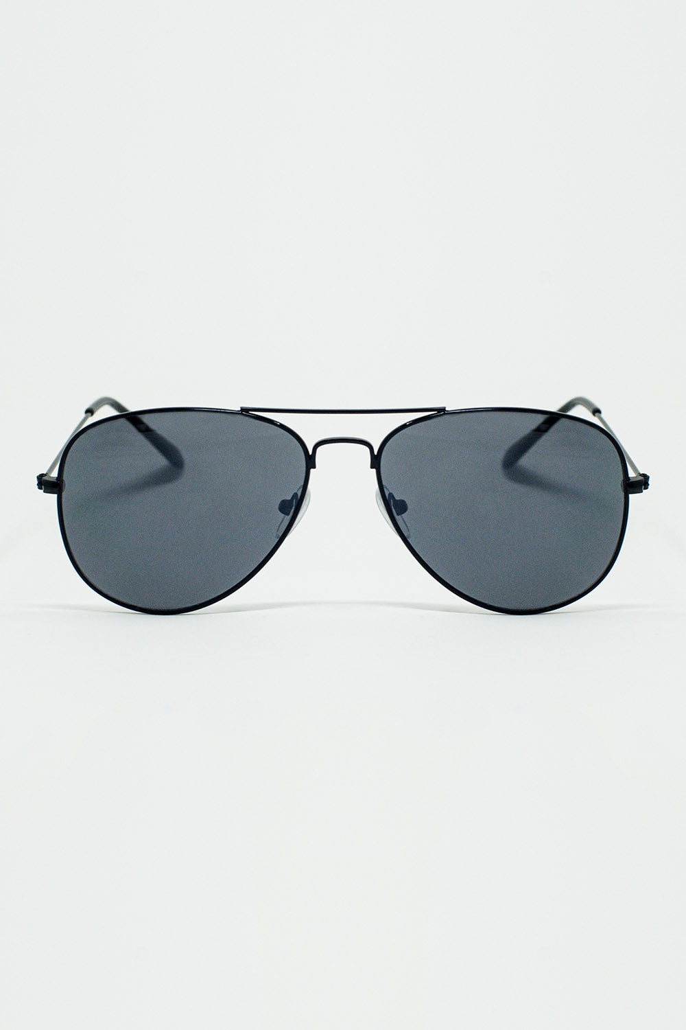 Q2 Retro Aviator SunglassesWith Smoke Lense em preto
