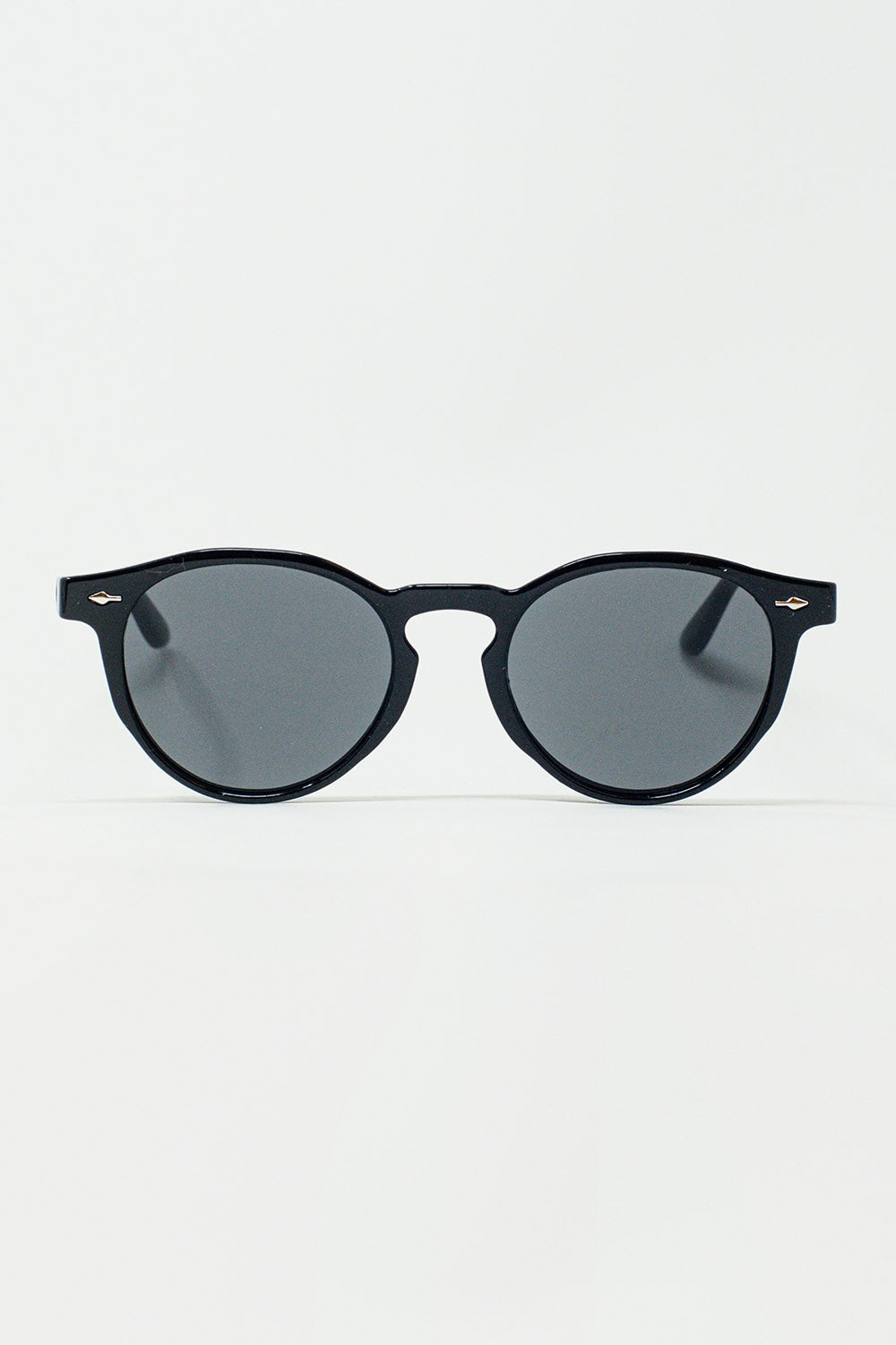 Q2 Retro Round Sunglasses With Smoke Black Lens em preto