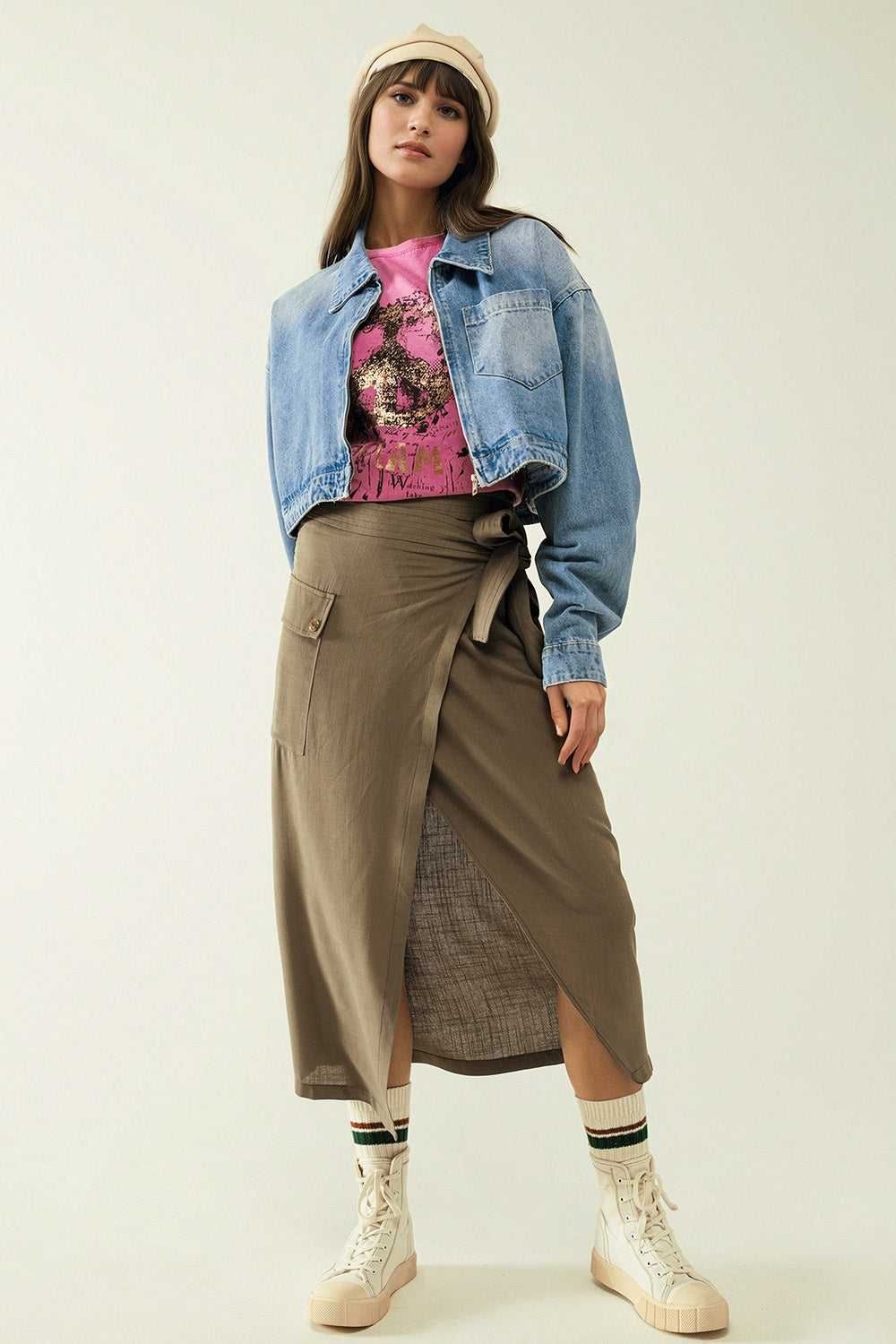 Saia cáqui de comprimento médio com um bolso e um pormenor de renda