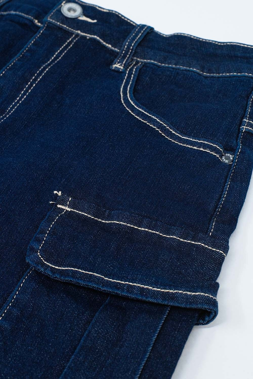 Saia Cargo Jeans em Lavagem Escura Com Costura Contrastante