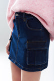 Saia Cargo Jeans em Lavagem Escura Com Costura Contrastante
