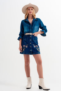 Saia jeans com flores bordadas e botões frontais