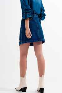 Saia jeans com flores bordadas e botões frontais