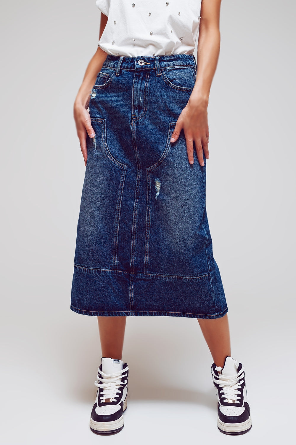 Q2 Saia lápis maxi em denim com detalhes de painéis na frente