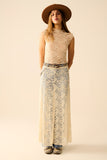 Saia longa de renda bege com design floral