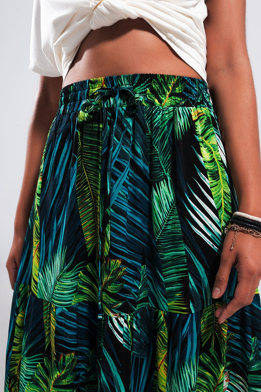 Saia longa em verde com estampas tropicais