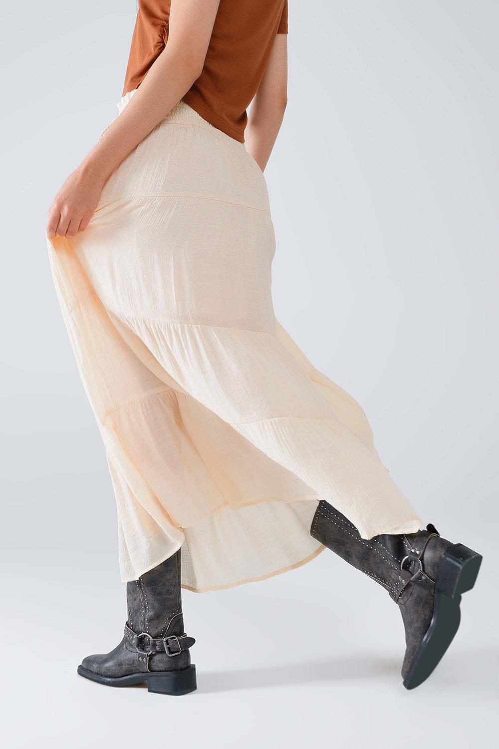 Saia maxi em camadas bege com cintura elástica e pormenores em concha