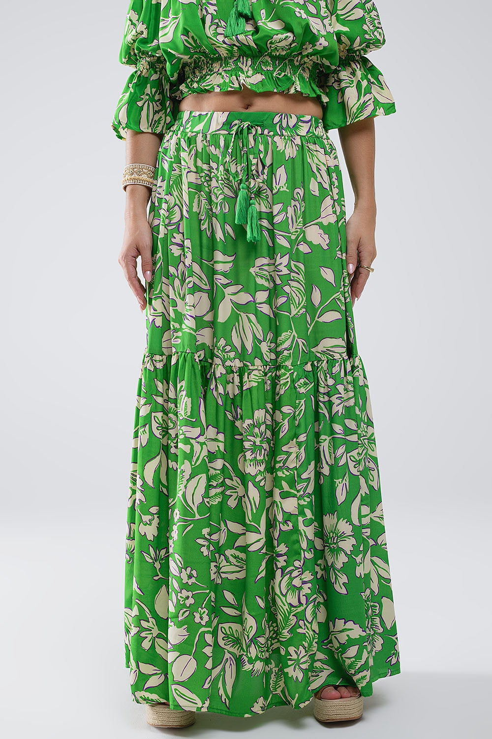 Q2 Saia maxi em camadas com estampado floral verde