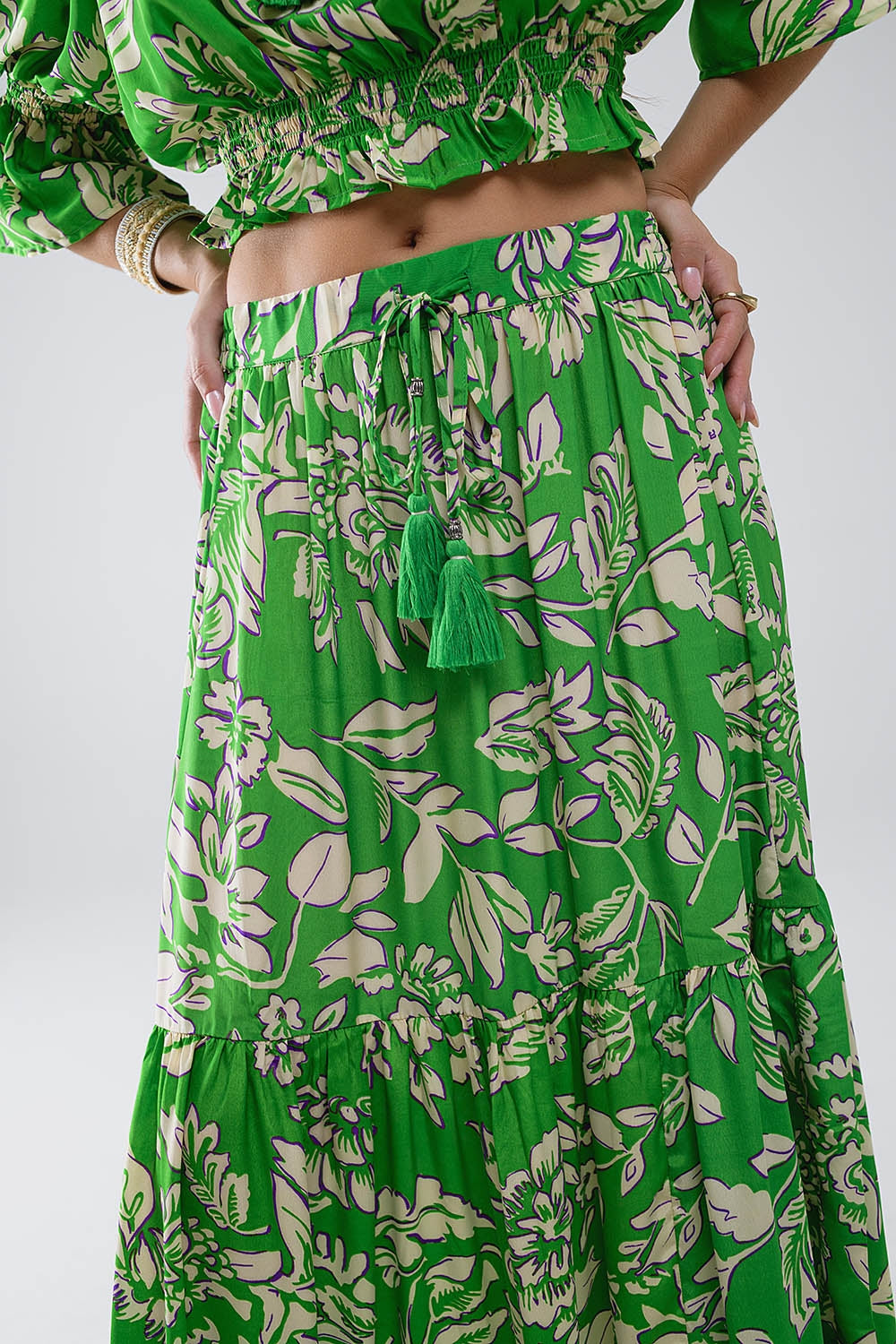 Saia maxi em camadas com estampado floral verde