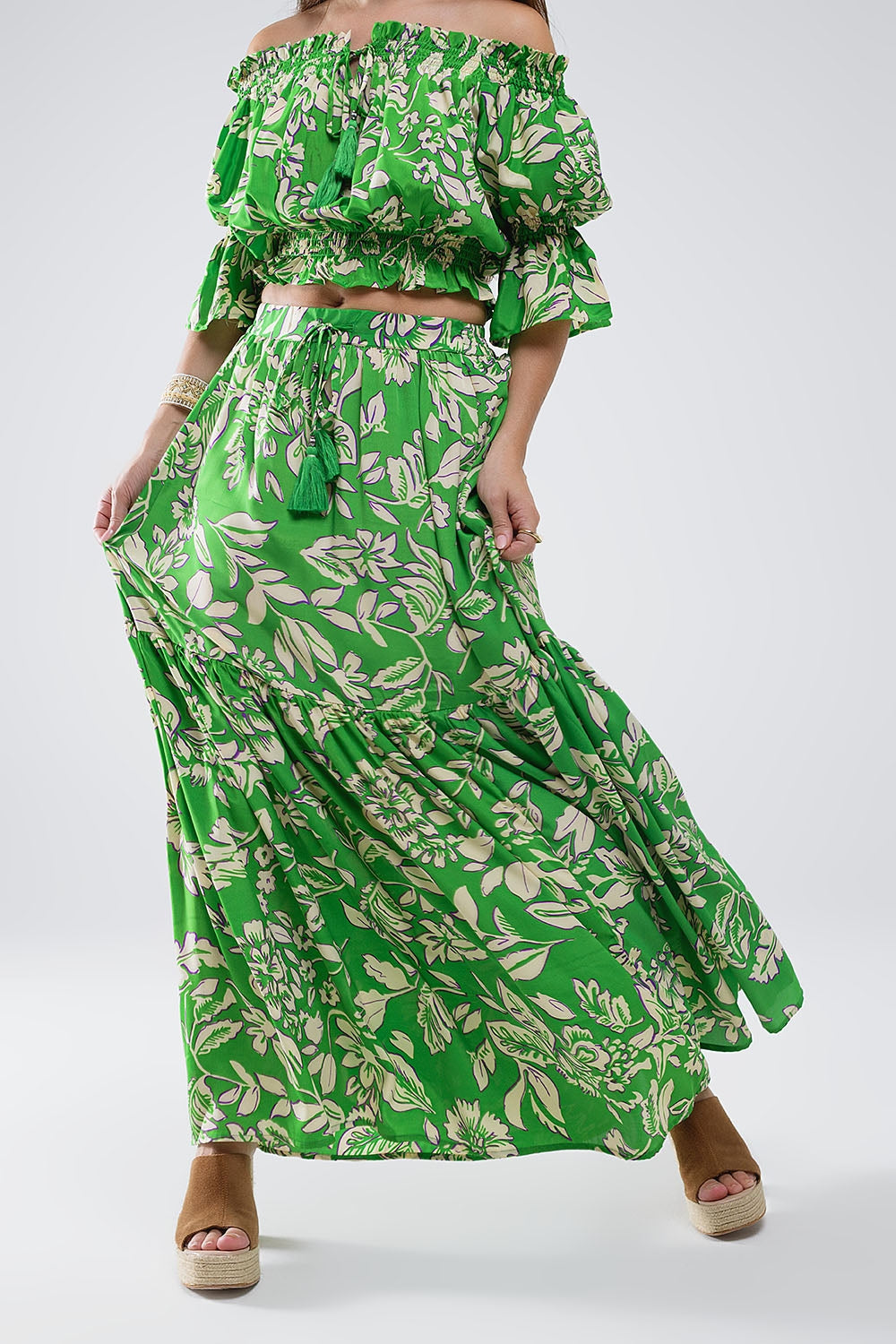Saia maxi em camadas com estampado floral verde