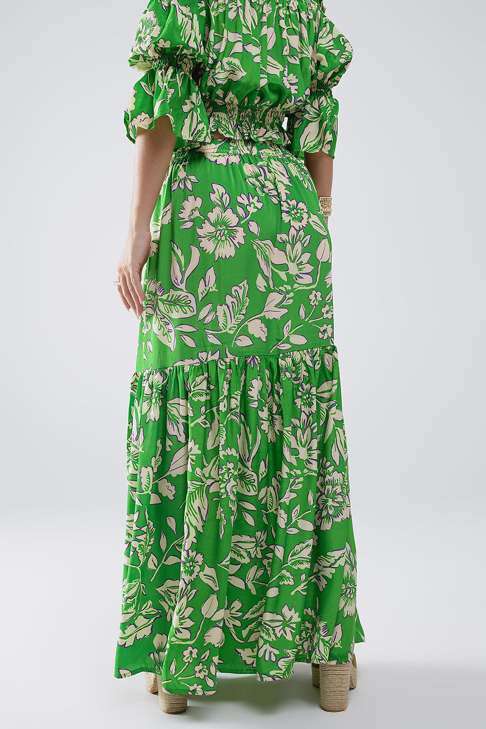 Saia maxi em camadas com estampado floral verde