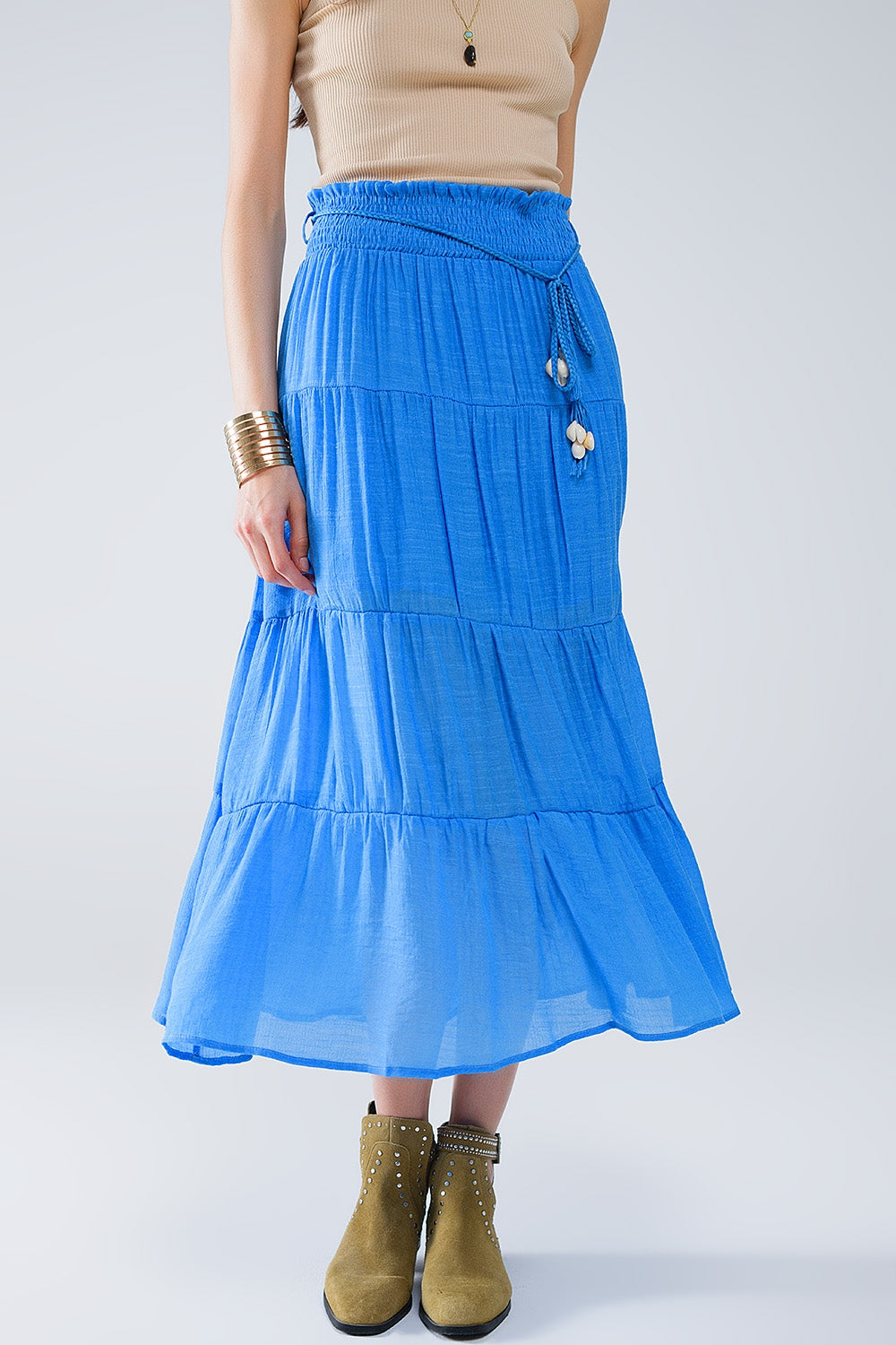 Q2 Saia maxi em camadas em azul com cintura elástica e pormenores em concha