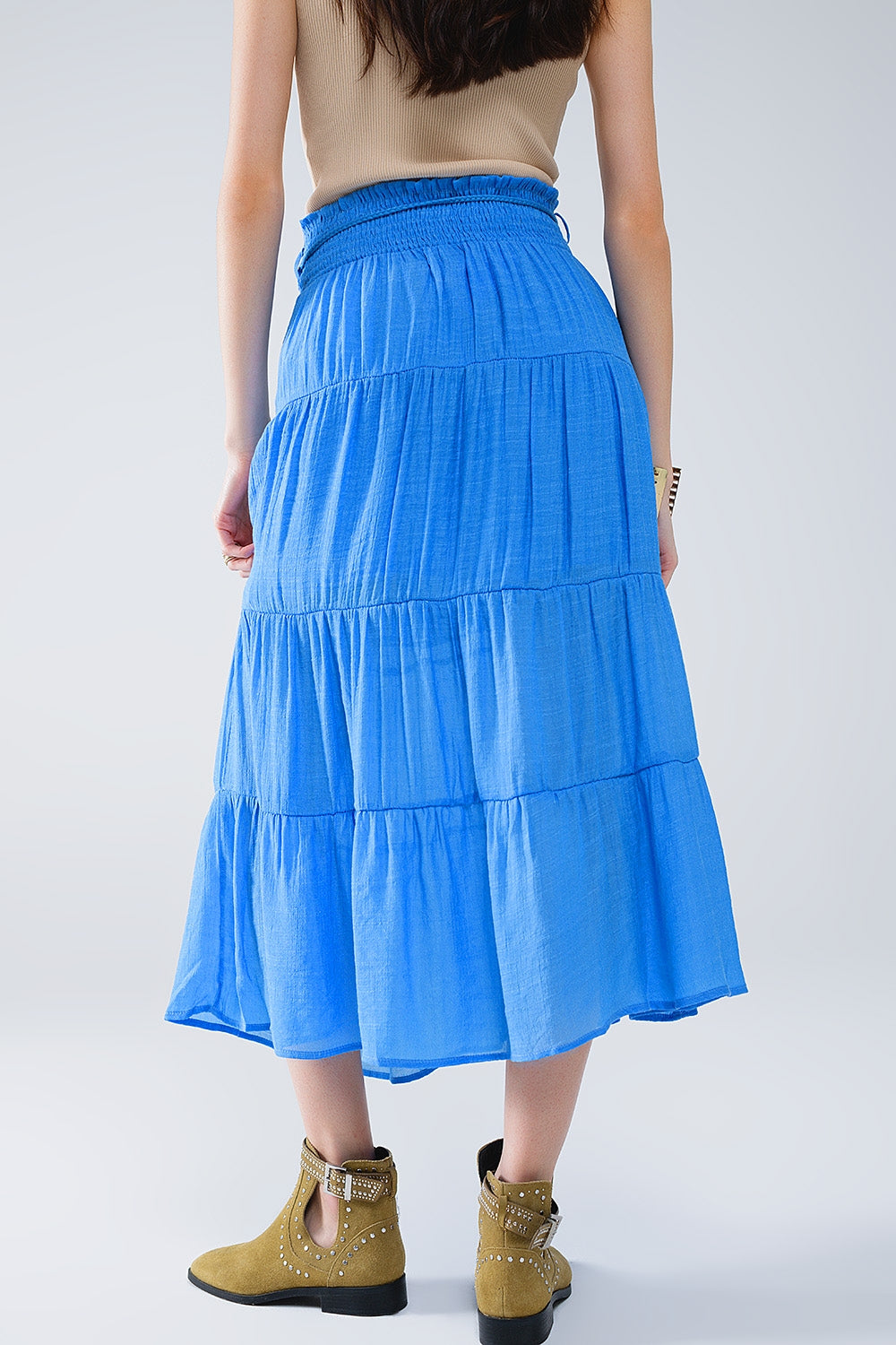 Saia maxi em camadas em azul com cintura elástica e pormenores em concha