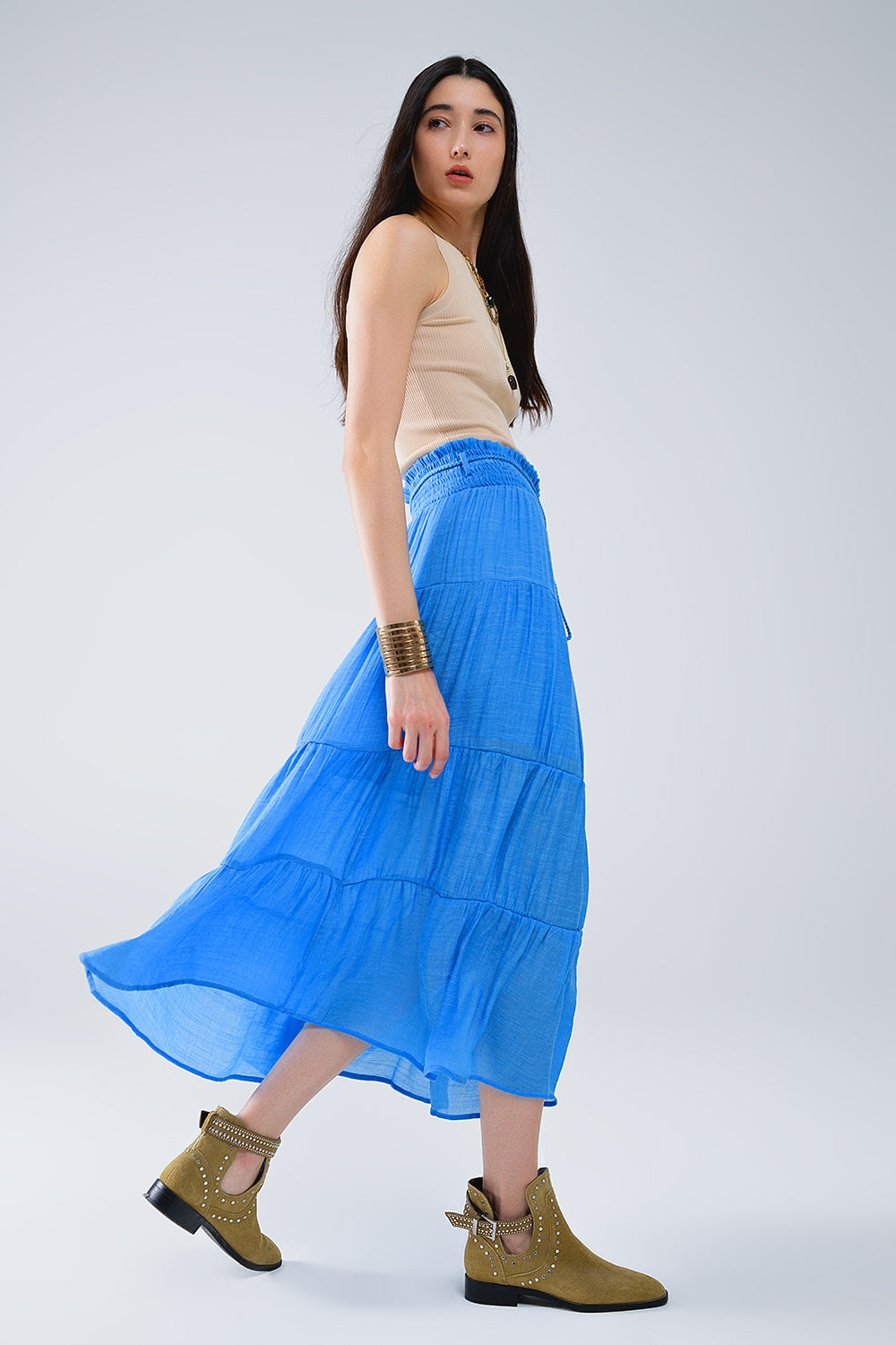 Saia maxi em camadas em azul com cintura elástica e pormenores em concha